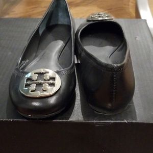 Tory Burch  7.5 black Reva flat w silver buckle